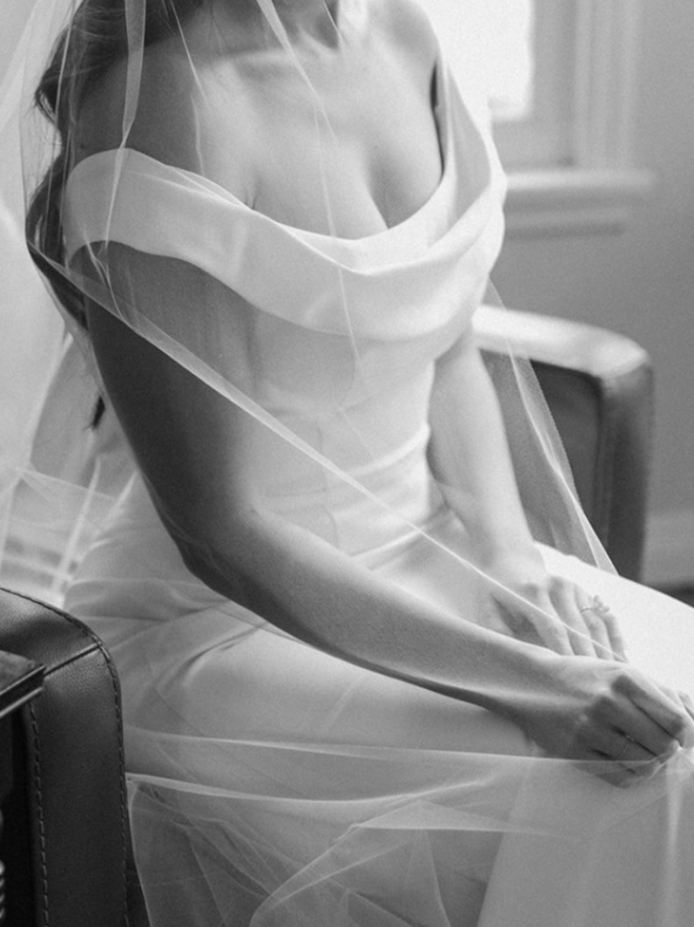 David's Bridal Wg4013 Off-the-Shoulder Stretch Crepe Wedding Dress Size 4nwt